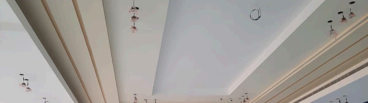 سقف جبسي مقوّس مع تركيبات ثريا ديكورية