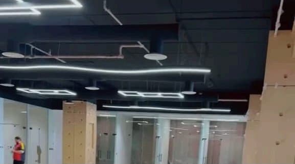 سقف مفتوح مع إضاءة خطية معلقة